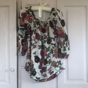 Beautiful floral blouse. Off the shoulder option